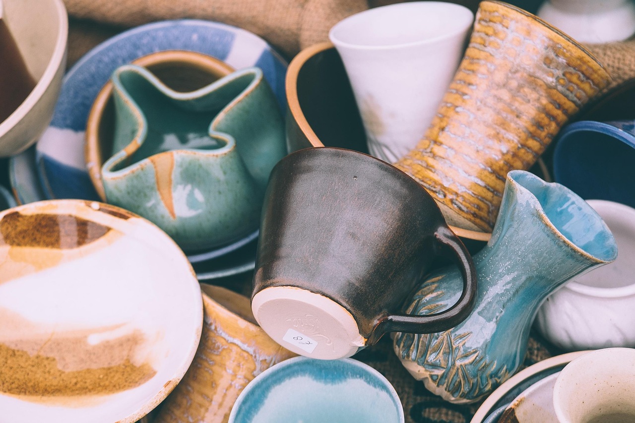 Tasses en céramique présentées sur une table