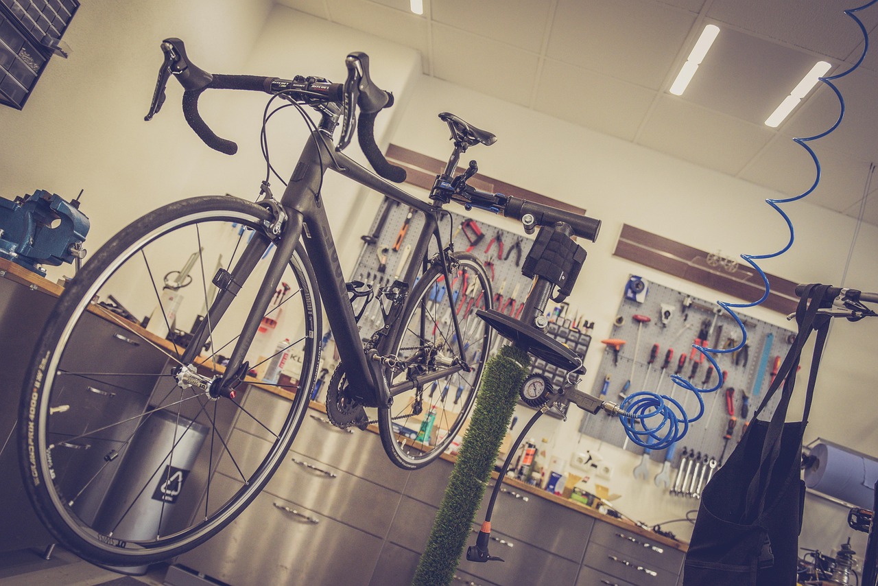 Vélos et matériel dans un atelier de réparation