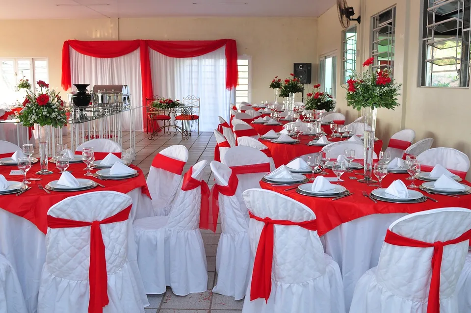 Salle de réception préparée avec tables dressées et chaises
