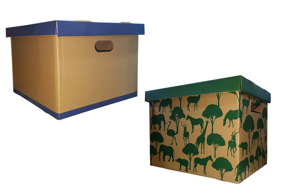 Cartons de rangement ouverts et fermés pour préparer un déménagement