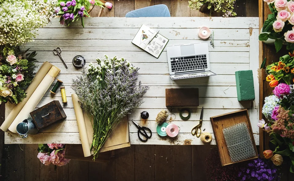 Composition florale sur une table de travail, photographie d’illustration