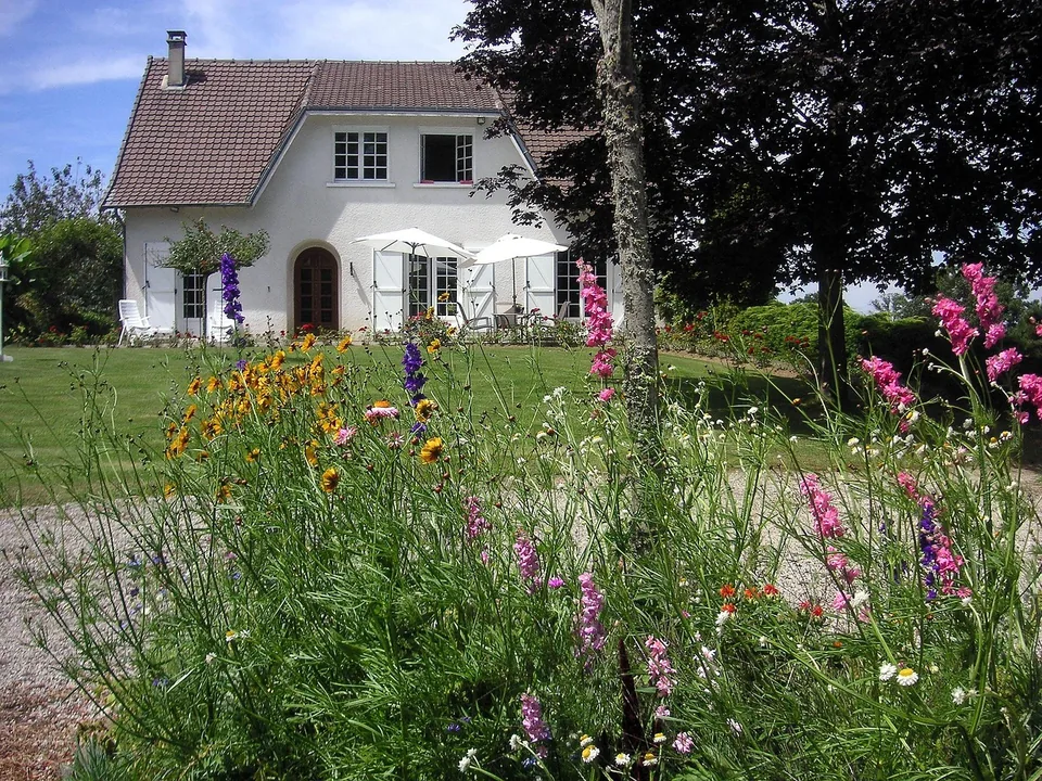 Maison à la campagne, photographie illustrative d’un hébergement en gîte