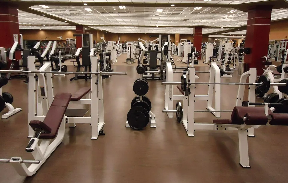 Équipements d’une salle de sport, photographie d’illustration