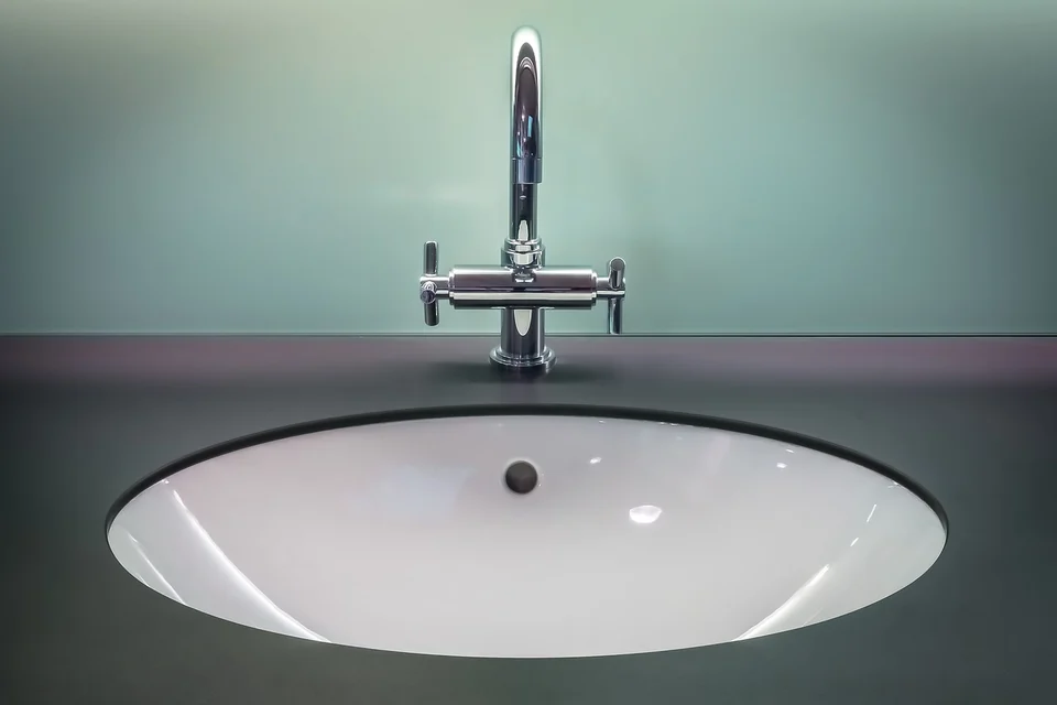 Washbasin and tap installation