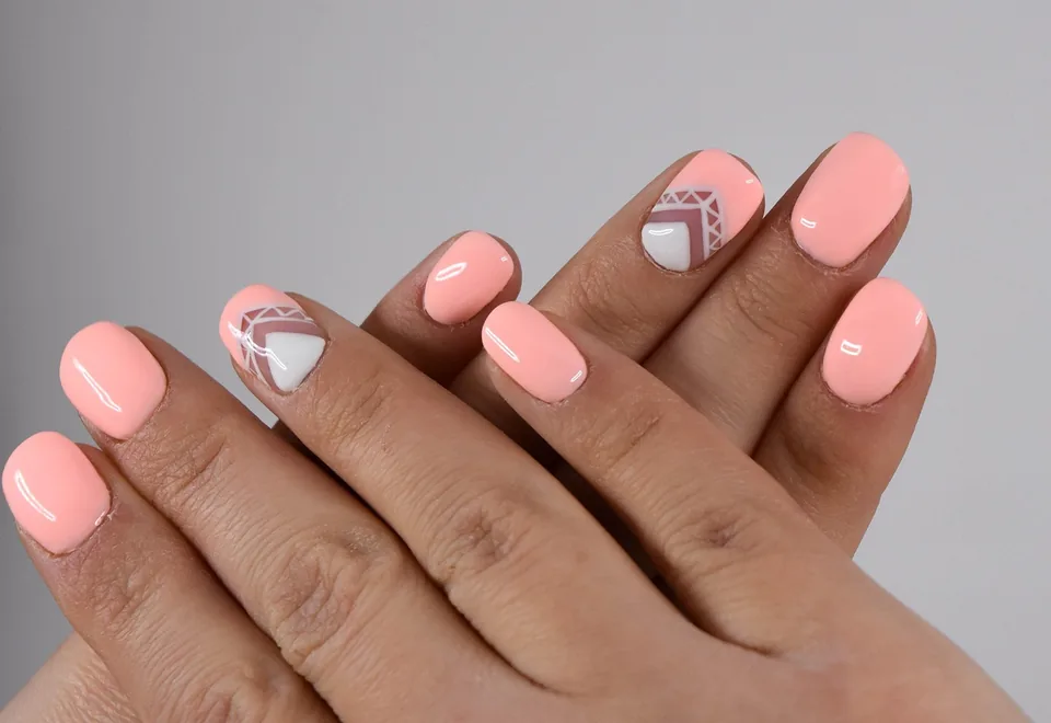 Mains aux ongles vernis couleur pêche