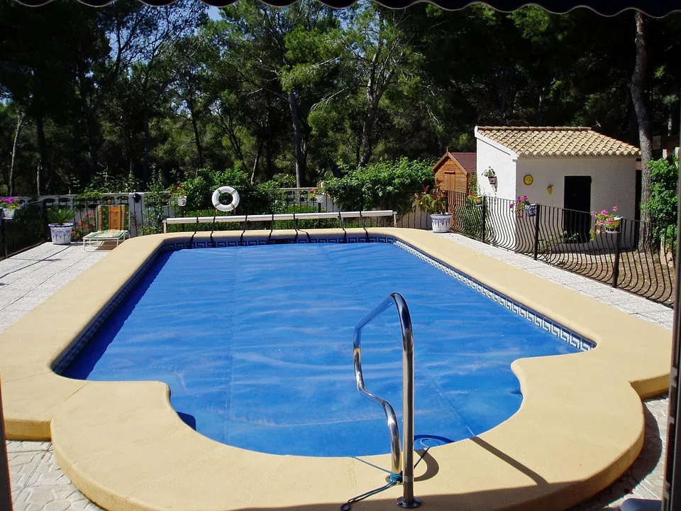Piscine extérieure entourée d’un jardin