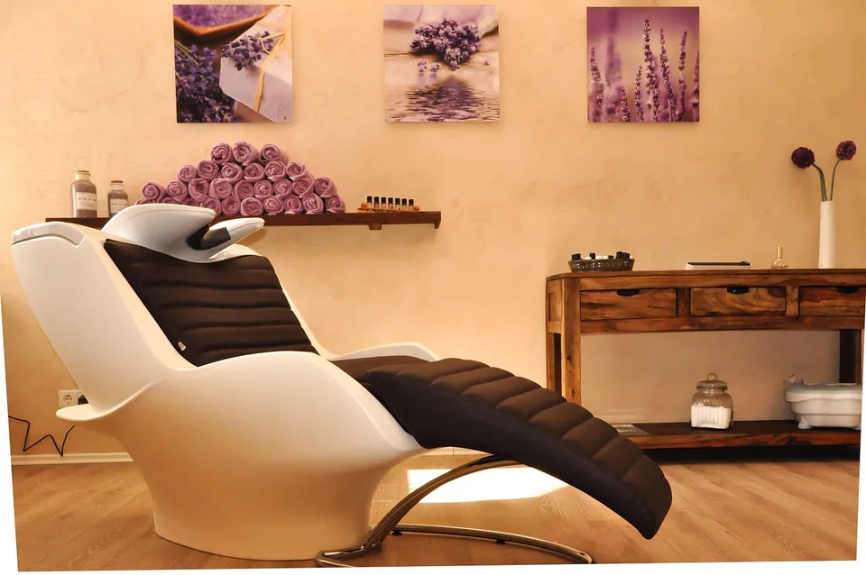Bac de lavage et fauteuil inclinable dans un salon de coiffure