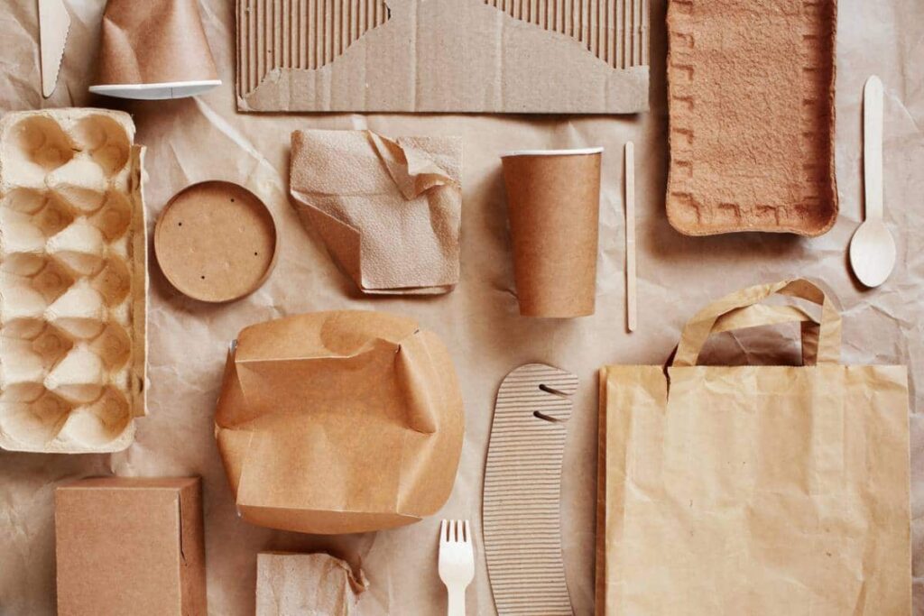 Emballages alimentaires en carton et papier kraft disposés à plat