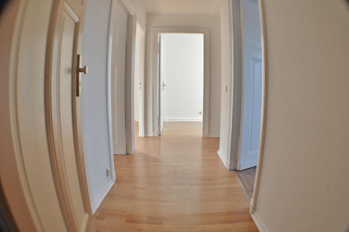 Couloir d'un appartement vide avant la remise en location