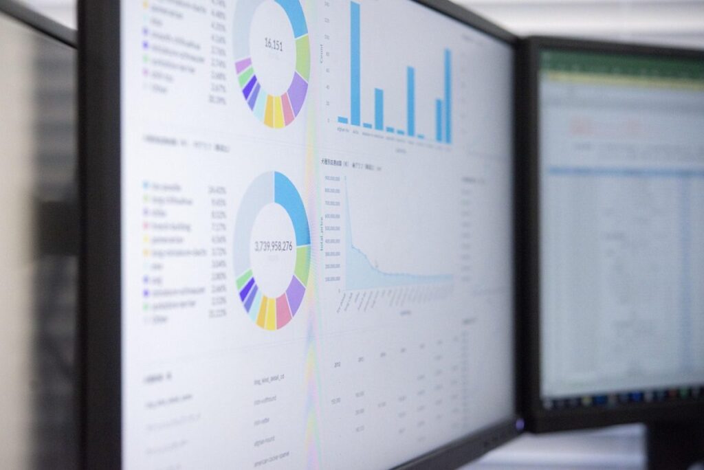 Graphiques statistiques affichés sur un écran d'ordinateur