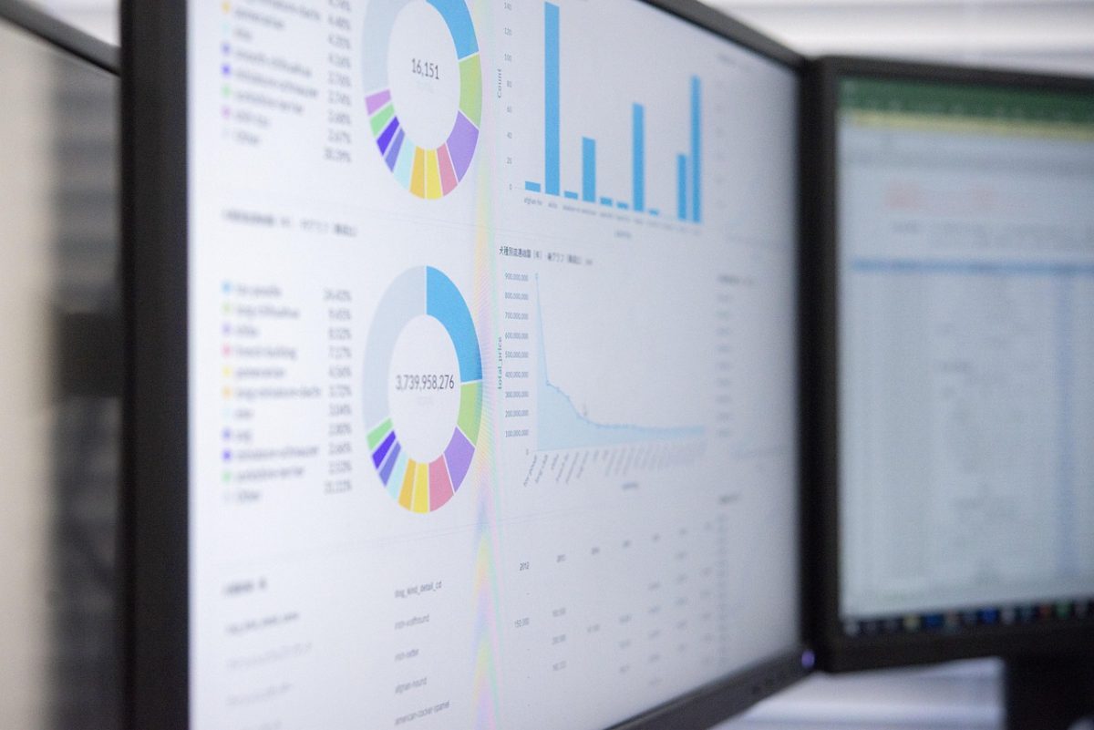 Graphiques statistiques affichés sur un écran d'ordinateur
