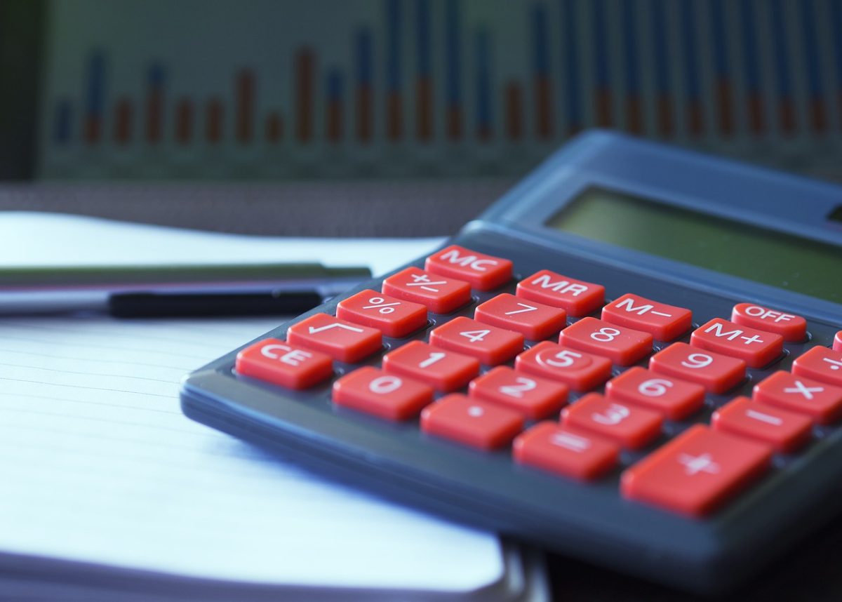 Calculatrice de bureau posée sur des documents chiffrés
