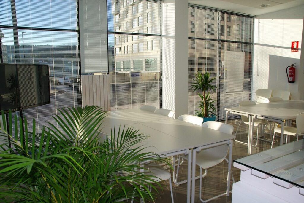 Espace de bureaux partagés avec tables et chaises