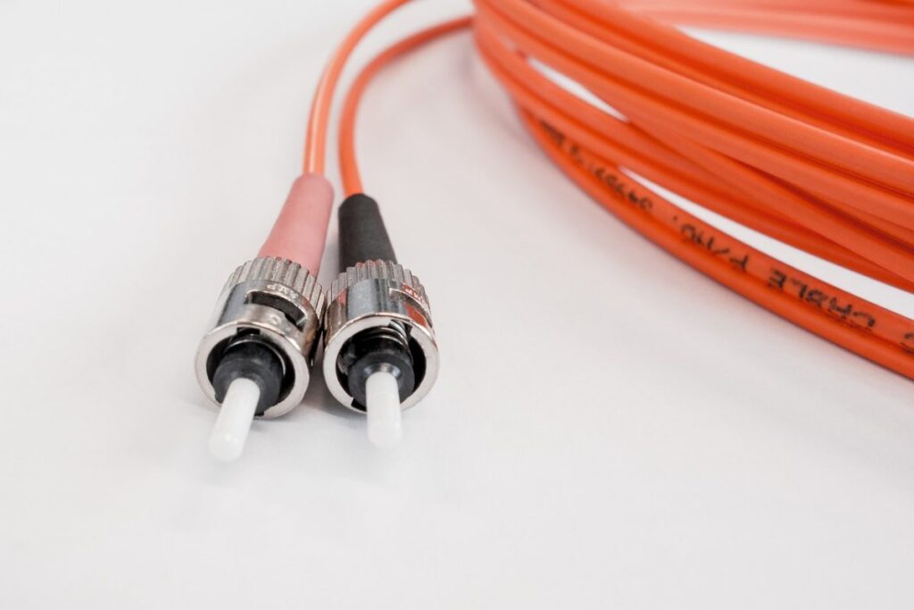 Connecteurs de fibre optique reliés à un câble orange