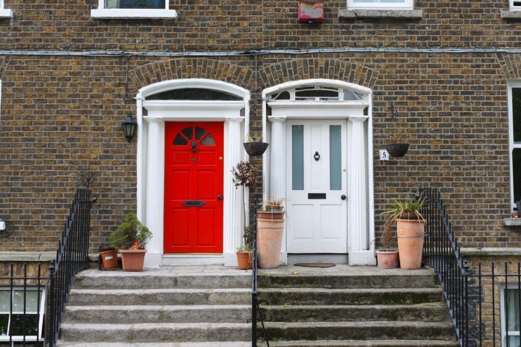 Façades de maisons géorgiennes avec portes colorées à Dublin, en Irlande