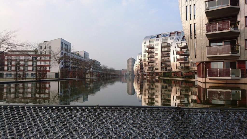 Immeubles d'habitation modernes au bord de l'eau
