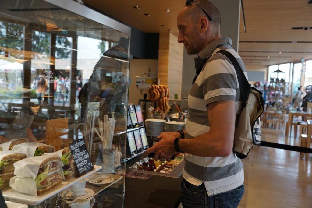 Commerçant derrière le comptoir d'une boutique de proximité