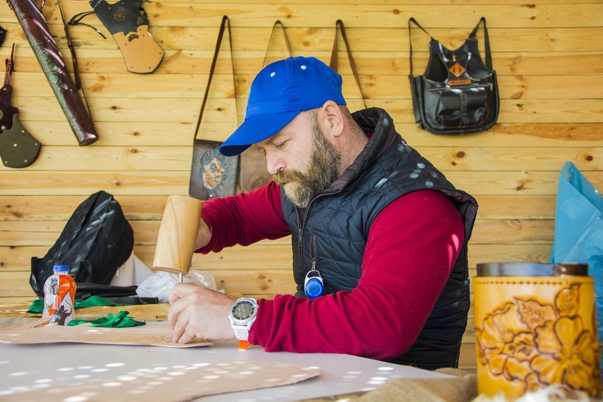 Artisan travaillant le bois sur son établi